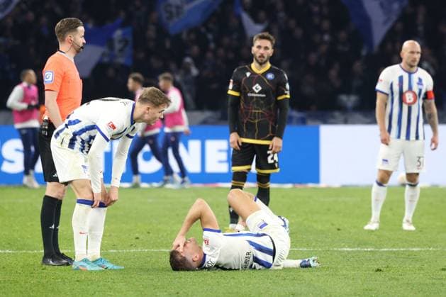 DEU, DFL, 2 FBL, Hertha BSC vs Karlsruher SC, 11 11 2023, Berliner Olympiastadion, Berlin, DEU, DFL, 2 FBL, Hertha BSC vs Karlsruher SC, in the picture Florian Niederlechner Hertha BSC Berlin 7 injured, Marten Winkler Hertha BSC Berlin 22 DFL regulations prohibit any use of Photographs as image sequences and or quasi video Foto Juergen Engler nordphoto GmbH nordphotoxGmbHx xEngler nph00076