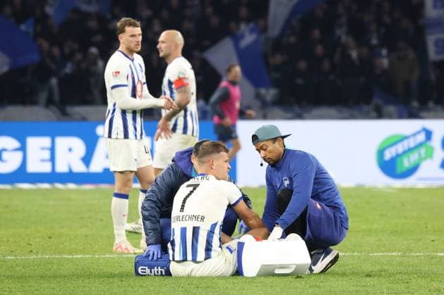 DEU, DFL, 2 FBL, Hertha BSC vs Karlsruher SC, 11 11 2023, Berliner Olympiastadion, Berlin, DEU, DFL, 2 FBL, Hertha BSC vs Karlsruher SC, in the picture Florian Niederlechner Hertha BSC Berlin 7 injured, Physiotherapist Frederick Syna Hertha BSC DFL regulations prohibit any use of Photographs as image sequences and or quasi video Foto Juergen Engler nordphoto GmbH nordphotoxGmbHx xEngler nph00076