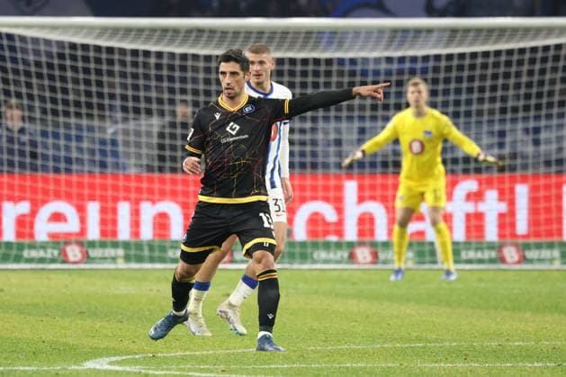 DEU, DFL, 2 FBL, Hertha BSC vs Karlsruher SC, 11 11 2023, Berliner Olympiastadion, Berlin, DEU, DFL, 2 FBL, Hertha BSC vs Karlsruher SC, in the picture Marton Dardai Hertha BSC Berlin 31 , Lars Stindel Karlsruher SC 13 DFL regulations prohibit any use of Photographs as image sequences and or quasi video Foto Juergen Engler nordphoto GmbH nordphotoxGmbHx xEngler nph00076