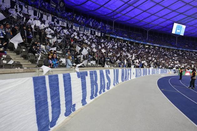 DEU, DFL, 2 FBL, Hertha BSC vs Karlsruher SC, 11 11 2023, Berliner Olympiastadion, Berlin, DEU, DFL, 2 FBL, Hertha BSC vs Karlsruher SC, im Bild Ultras im KSC Fanblock DFL regulations prohibit any use of Photographs as image sequences and or quasi video Foto Juergen Engler nordphoto GmbH nordphotoxGmbHx xEngler nph00076