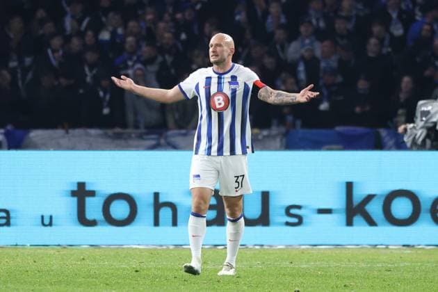 DEU, DFL, 2 FBL, Hertha BSC vs Karlsruher SC, 11 11 2023, Berliner Olympiastadion, Berlin, DEU, DFL, 2 FBL, Hertha BSC vs Karlsruher SC, im Bild Toni Leistner Hertha BSC Berlin 37 fehlt ein Schuh DFL regulations prohibit any use of Photographs as image sequences and or quasi video Foto Juergen Engler nordphoto GmbH nordphotoxGmbHx xEngler nph00076
