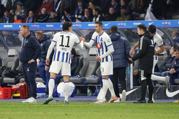 DEU, DFL, 2 FBL, Hertha BSC vs Karlsruher SC, 11 11 2023, Berliner Olympiastadion, Berlin, DEU, DFL, 2 FBL, Hertha BSC vs Karlsruher SC, in the picture substitution of , Smail Prevljak Hertha BSC Berlin 9 , Head coach Pal Dardai Hertha BSC Berlin , Fabian Reese Hertha BSC Berlin 11 DFL regulations prohibit any use of Photographs as image sequences and or quasi video Foto Juergen Engler nordphoto GmbH nordphotoxGmbHx xEngler nph00076