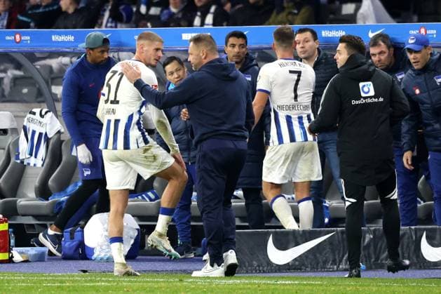 DEU, DFL, 2 FBL, Hertha BSC vs Karlsruher SC, 11 11 2023, Berliner Olympiastadion, Berlin, DEU, DFL, 2 FBL, Hertha BSC vs Karlsruher SC, in the picture substitution of Marton Dardai Hertha BSC Berlin 31 , Florian Niederlechner Hertha BSC Berlin 7 , Head Coach Pal Dardai Hertha BSC Berlin , Benjamin Weber Sports Director, Hertha BSC Berlin DFL regulations prohibit any use of Photographs as image sequences and or quasi video Foto Juergen Engler nordphoto GmbH nordphotoxGmbHx xEngler nph00076