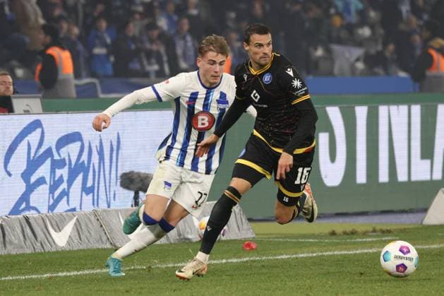 DEU, DFL, 2 FBL, Hertha BSC vs Karlsruher SC, 11 11 2023, Berliner Olympiastadion, Berlin, DEU, DFL, 2 FBL, Hertha BSC vs Karlsruher SC, im Bild Marten Winkler Hertha BSC Berlin 22 , Philip Heise Karlsruher SC 16 DFL regulations prohibit any use of Photographs as image sequences and or quasi video Foto Juergen Engler nordphoto GmbH nordphotoxGmbHx xEngler nph00076