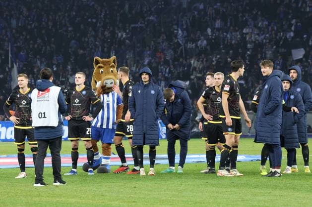 DEU, DFL, 2 FBL, Hertha BSC vs Karlsruher SC, 11 11 2023, Berliner Olympiastadion, Berlin, DEU, DFL, 2 FBL, Hertha BSC vs Karlsruher SC, im Bild Karlsruher Spieler DFL regulations prohibit any use of Photographs as image sequences and or quasi video Foto Juergen Engler nordphoto GmbH nordphotoxGmbHx xEngler nph00076