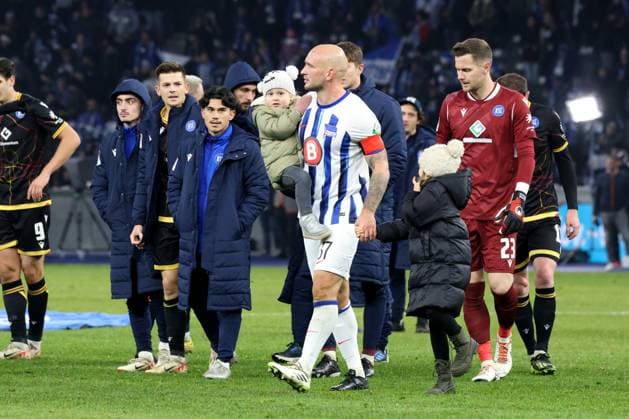 DEU, DFL, 2 FBL, Hertha BSC vs Karlsruher SC, 11 11 2023, Berliner Olympiastadion, Berlin, DEU, DFL, 2 FBL, Hertha BSC vs Karlsruher SC, in the picture Toni Leistner Hertha BSC Berlin 37 with his children, Patrick Drewes Karlsruher SC 23 DFL regulations prohibit any use of Photographs as image sequences and or quasi video Foto Juergen Engler nordphoto GmbH nordphotoxGmbHx xEngler nph00076
