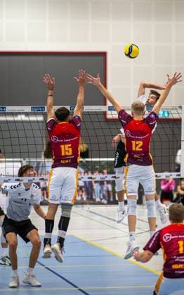 Volleyball, Season 2023 2024, 2 Bundesliga Nord, 11 11 2023, Matchday 7, Men, TuB Bocholt white vs Kieler TV red v l Tom Doerpinghaus TuB Bocholt , Joao Vitor Meirelles Thomaz Kieler TV , Daniel D™Argento Kieler TV , Ben Stoverink TuB Bocholt , Bocholt Euregiohalle Nordrhein Westfalen Germany 231111_vb_tub-bocholt_kieler-tv_23489