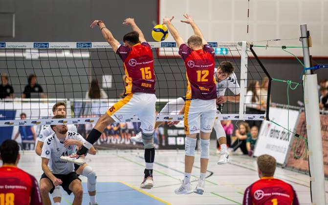 Volleyball, Season 2023 2024, 2 Bundesliga Nord, 11 11 2023, Matchday 7, Men, TuB Bocholt white vs Kieler TV red v l Tom Doerpinghaus TuB Bocholt , Joao Vitor Meirelles Thomaz Kieler TV , Daniel D™Argento Kieler TV , Ben Stoverink TuB Bocholt , Bocholt Euregiohalle Nordrhein Westfalen Germany 231111_vb_tub-bocholt_kieler-tv_23491