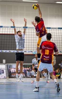 Volleyball, Season 2023 2024, 2 Bundesliga Nord, 11 11 2023, 7 Matchday, Men, TuB Bocholt white vs Kieler TV red v l Tom Doerpinghaus TuB Bocholt , Joao Vitor Meirelles Thomaz Kieler TV , Junio Cesar Tavares Maciel Kieler TV , Bocholt Euregiohalle Nordrhein Westfalen Germany 231111_vb_tub-bocholt_kieler-tv_23500