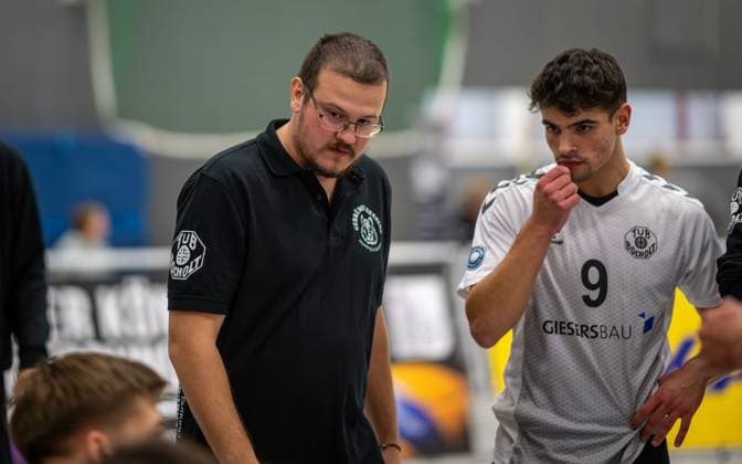 Volleyball, Season 2023 2024, 2 Bundesliga Nord, 11 11 2023, 7 Matchday, Men, TuB Bocholt white vs Kieler TV red v l Markus Friedrich Coach TuB Bocholt , Lukas Salimi TuB Bocholt , Bocholt Euregiohalle Nordrhein Westfalen Germany 231111_vb_tub-bocholt_kieler-tv_23505