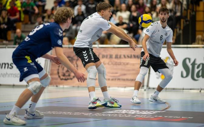 Volleyball, Season 2023 2024, 2 Bundesliga Nord, 11 11 2023, 7 Matchday, Men, TuB Bocholt white vs Kieler TV red v l Tom Luca Schluse Libero TuB Bocholt , Luis Kubo TuB Bocholt , Ben Stoverink TuB Bocholt , Bocholt Euregiohalle Nordrhein Westfalen Germany 231111_vb_tub-bocholt_kieler-tv_23507