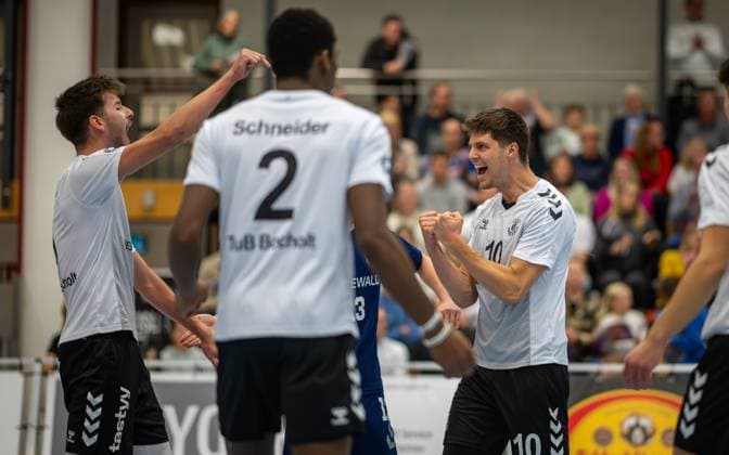 Volleyball, Season 2023 2024, 2 Bundesliga Nord, 11 11 2023, 7 Matchday, Men, TuB Bocholt white vs Kieler TV red v l Ben Stoverink TuB Bocholt , Rudy Schneider TuB Bocholt , Tom Luca Schluse Libero TuB Bocholt , Andreas Tins TuB Bocholt , Bocholt Euregiohalle Nordrhein Westfalen Germany 231111_vb_tub-bocholt_kieler-tv_23515