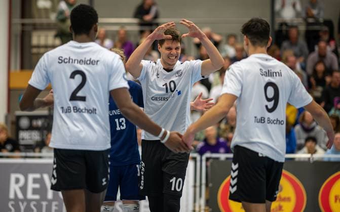 Volleyball, Season 2023 2024, 2 Bundesliga Nord, 11 11 2023, 7 Matchday, Men, TuB Bocholt white vs Kieler TV red v l Rudy Schneider TuB Bocholt , Tom Luca Schluse Libero TuB Bocholt , Andreas Tins TuB Bocholt , Lukas Salimi TuB Bocholt , Bocholt Euregiohalle Nordrhein Westfalen Germany 231111_vb_tub-bocholt_kieler-tv_23517