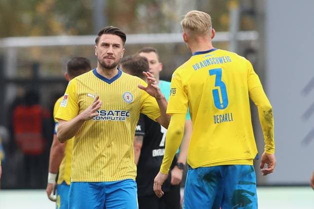 11 11 2023, xtgx, Soccer 2 Bundesliga, Soccer 2 Bundesliga, Eintracht Braunschweig VfL Osnabrueck emspor, v l Ermin Bicakcic Braunschweig , Saulo Decarli Braunschweig, 3 gives instructions, gesticulates with arms, gesticulate, gives instructions DFL DFB REGULATIONS PROHIBIT ANY USE OF PHOTOGRAPHS as IMAGE SEQUENCES and or QUASI VIDEO Braunschweig