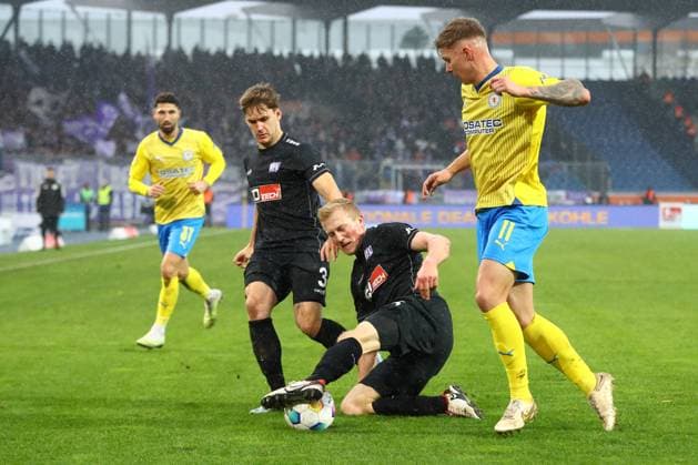 11 11 2023, xtgx, Soccer 2 Bundesliga, Soccer 2 Bundesliga, Eintracht Braunschweig VfL Osnabrueck emspor, v l Niklas Wiemann Osnabrueck, 25 , Luc Ihorst Braunschweig, 11 Zweikampf, Duell, Kampf, tackle DFL DFB REGULATIONS PROHIBIT ANY USE OF PHOTOGRAPHS as IMAGE SEQUENCES and or QUASI VIDEO Braunschweig