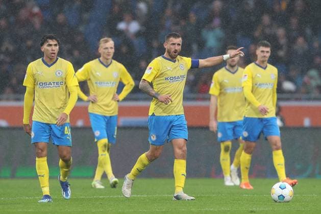 11 11 2023, xtgx, Soccer 2 Bundesliga, Soccer 2 Bundesliga, Eintracht Braunschweig VfL Osnabrueck emspor, v l Robin Krausse Braunschweig, 39 after conceding goal gives instructions, gesticulates with arms, gesticulate, gives instructions DFL DFB REGULATIONS PROHIBIT ANY USE OF PHOTOGRAPHS as IMAGE SEQUENCES and or QUASI VIDEO Braunschweig