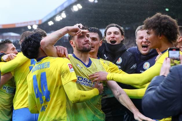11 11 2023, xtgx, Fussball 2 Bundesliga, Fussball 2 Bundesliga, Eintracht Braunschweig VfL Osnabrueck emspor, v l Ermin Bicakcic Braunschweig Jubel, Torjubel, jubelt ueber das Tor, celebrate the goal, celebration DFL DFB REGULATIONS PROHIBIT ANY USE OF PHOTOGRAPHS as IMAGE SEQUENCES and or QUASI VIDEO Braunschweig