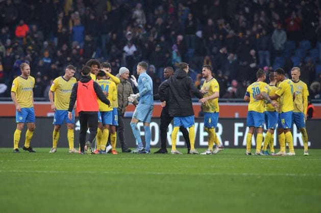 11 11 2023, xtgx, Soccer 2 Bundesliga, Soccer 2 Bundesliga, Eintracht Braunschweig VfL Osnabrueck emspor, v l Braunschweig jubilation over the victory, jubilation after the match DFL DFB REGULATIONS PROHIBIT ANY USE OF PHOTOGRAPHS as IMAGE SEQUENCES and or QUASI VIDEO Braunschweig