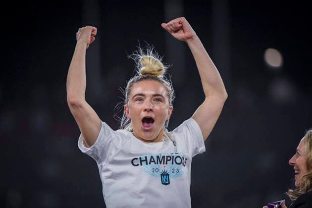 San Diego, United States, November 11th, 2023: Kristie Mewis (19 Gotham FC) during the awards ceremony after the National Women?s Soccer League Championship between OL Reign and Gotham FC at Snapdragon Stadium in San Diego, CA United States (EDITORIAL USAGE ONLY). (Rebekah Wynkoop SPP) Copyright: xRebekahxWynkoopx xSPPx spp-en-ReWySp-D52_4496_1