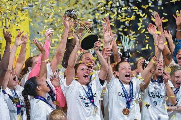 Bilder des Jahres 2023, Sport 11 November Sport Themen der Woche KW45 Sport Bilder des Tages November 11, 2023: Gotham FC defender Ali Krieger (11) raises the championship trophy in celebration after winning the NWSL championship match between Gotham FC and the OL Reign at Snapdragon Stadium in San Diego, California. CSM San Diego USA - ZUMAc04_ 20231111_zma_c04_172 Copyright: xJustinxFinex