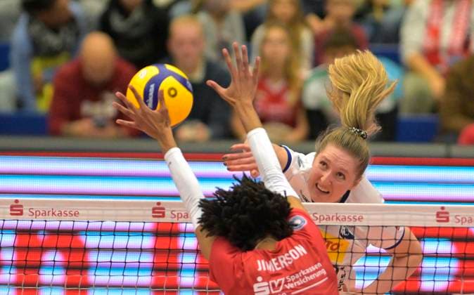11 11 2023, Marie Hänle and Dresdens Tia Jimerson, Volleyball, Bundesliga, Dresdner SC VfB Lotto Suhl, c Dresden Germany