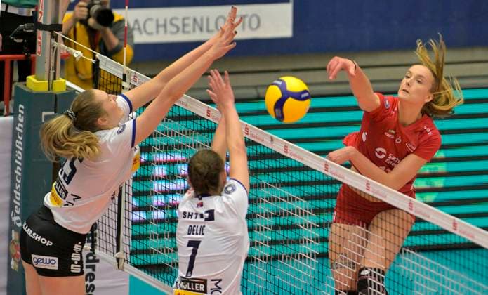 11 11 2023, Dresdens Grace Frohling, left Suhls Jelena Delic and Marie Hänle, Volleyball, Bundesliga, Dresdner SC VfB Lotto Suhl, c Dresden Germany