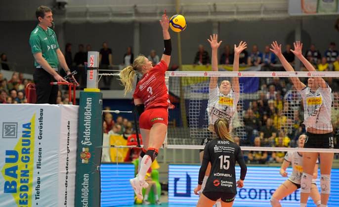 11 11 2023, Dresdens Hester Jasper smashes, Volleyball, Bundesliga, Dresdner SC VfB Lotto Suhl, c Dresden Germany