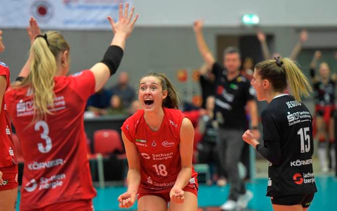 11 11 2023, Dresdens Sarah Straube is happy, became MVP, Volleyball, Bundesliga, Dresdner SC VfB Lotto Suhl, c Dresden Germany