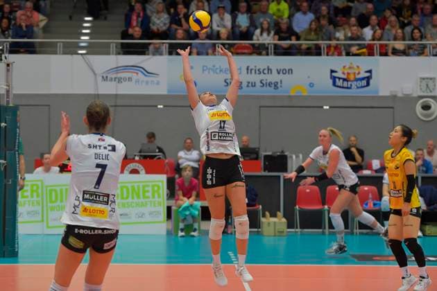 11 11 2023, Suhls Vedrana Jaksetic sets the ball, Volleyball, Bundesliga, Dresdner SC VfB Lotto Suhl, c Dresden Germany