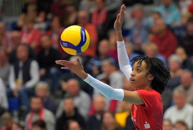 11 11 2023, Dresdens Tia Jimerson serving, Volleyball, Bundesliga, Dresdner SC VfB Lotto Suhl, c Dresden Germany