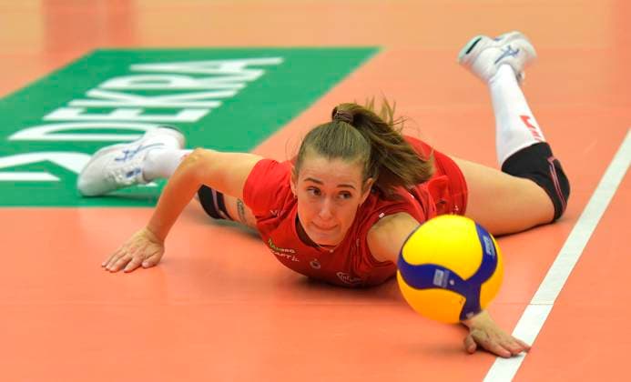 11 11 2023, Dresdens Sarah Straube defending, Volleyball, Bundesliga, Dresdner SC VfB Lotto Suhl, c Dresden Germany