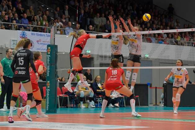 11 11 2023, Dresdens Hester Jasper overcomes the Suhl block, Volleyball, Bundesliga, Dresdner SC VfB Lotto Suhl, c Dresden Germany