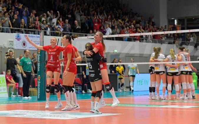 11 11 2023, Dresden cheers, in front Dresdens Aleksandra Jegdic and Dresdens Hester Jasper, Volleyball, Bundesliga, Dresdner SC VfB Lotto Suhl, c Dresden Germany