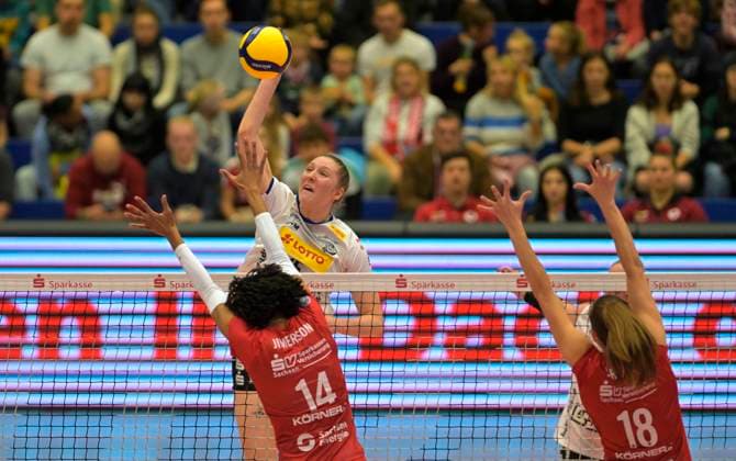 11 11 2023, Suhls Marie Hähnle and Dresdens Tia Jimerson, Volleyball, Bundesliga, Dresdner SC VfB Lotto Suhl, c Dresden Germany