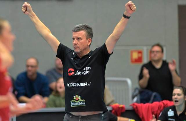 11 11 2023, Dresden coach Alexander Waibl cheers with raised arms, Volleyball, Bundesliga, Dresdner SC VfB Lotto Suhl, c Dresden Germany