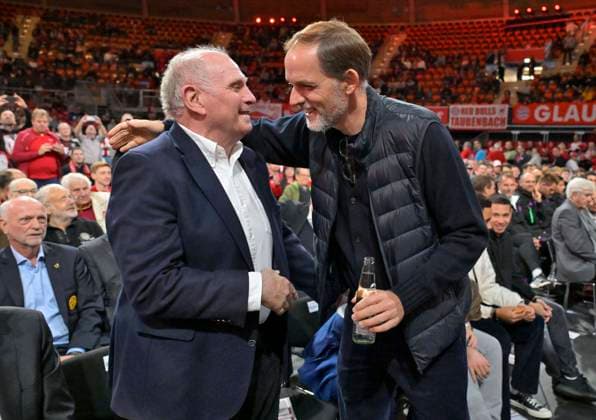 Bilder des Jahres 2023, Sport 11 November Sport Themen der Woche KW45 12.11.2023, Fussball 1. Bundesliga 2023 2024, FC Bayern München, Jahreshauptversammlung 2023 im AUDI-Dome München. v.l. Ehren-Präsident und Aufsichtsratsmitglied Uli Hoeneß (FC Bayern, Hoeness) und Trainer Thomas Tuchel (FC Bayern München) begrüßen sich herzlich *** 12 11 2023, Football 1 Bundesliga 2023 2024, FC Bayern Munich, Annual General Meeting 2023 at the AUDI Dome Munich l to r President and Supervisory Board member Uli Hoeneß FC Bayern, Hoeness and coach Thomas Tuchel FC Bayern Munich greet each other warmly
