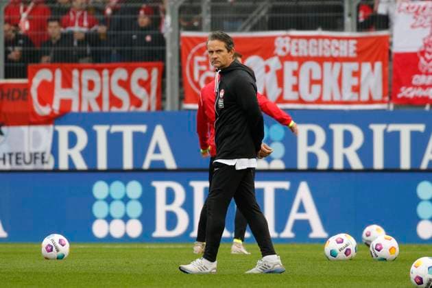 12 11 2023, xavx, Soccer 2 Bundesliga, SV Wehen Wiesbaden 1 FC Kaiserslautern emspor, v l Coach Dirk Schuster 1 FC Kaiserslautern DFL DFB REGULATIONS PROHIBIT ANY USE OF PHOTOGRAPHS as IMAGE SEQUENCES and or QUASI VIDEO Wiesbaden