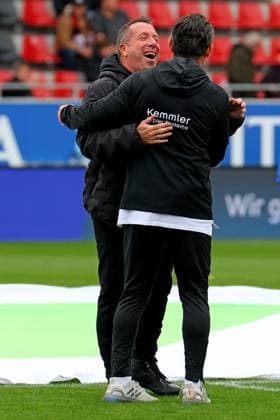 Wiesbaden, Germany 12 November 2023 2 BL 2023 2024 SV Wehen Wiesbaden vs 1 FC Kaiserslautern In the picture from left coach Markus Kauczinski Wiesbaden and coach Dirk Schuster Kaiserslautern greet each other warming up their teams DFL regulations prohibit any use of photographs as image sequences and or quasi video Britta Arena Hessen Copyright: xFotostandx xRacochax
