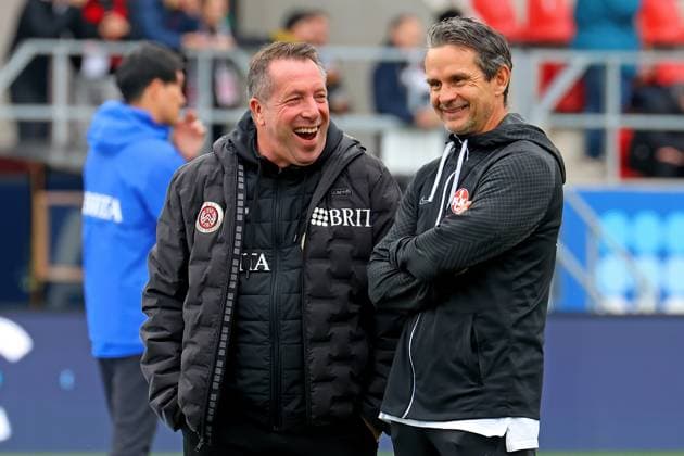 Wiesbaden, Germany 12 November 2023 2 BL 2023 2024 SV Wehen Wiesbaden vs 1 FC Kaiserslautern In the picture from left coach Markus Kauczinski Wiesbaden and coach Dirk Schuster Kaiserslautern talk warmly while warming up their teams DFL regulations prohibit any use of photographs as image sequences and or quasi video Britta Arena Hessen Copyright: xFotostandx xRacochax