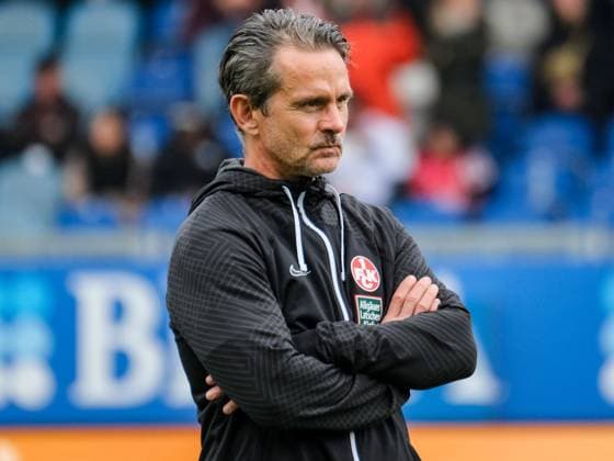 Dirk Schuster 1 FC Kaiserslautern, Coach , GER, SV Wehen Wiesbaden vs 1 FC Kaiserslautern, Football, 2 Bundesliga, Matchday 13, Season 2023 2024, 12 11 2023, DFL regulations prohibit any use of photographs as image sequences and or quasi video GER, SV Wehen Wiesbaden vs 1 FC Kaiserslautern, Football, 2 Bundesliga, Matchday 13, Season 2023 2024, 12 11 2023, Wiesbaden Copyright: xEibner-Pressefoto FlorianxWieganx EP_FWD