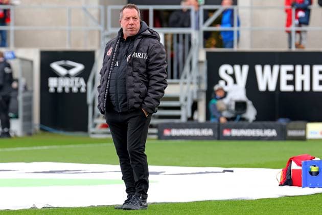Wiesbaden, Germany 12 November 2023 2 BL 2023 2024 SV Wehen Wiesbaden vs 1 FC Kaiserslautern In the picture Coach Markus Kauczinski Wiesbaden watches his team warming up DFL regulations prohibit any use of photographs as image sequences and or quasi video Britta Arena Hessen Copyright: xFotostandx xRacochax