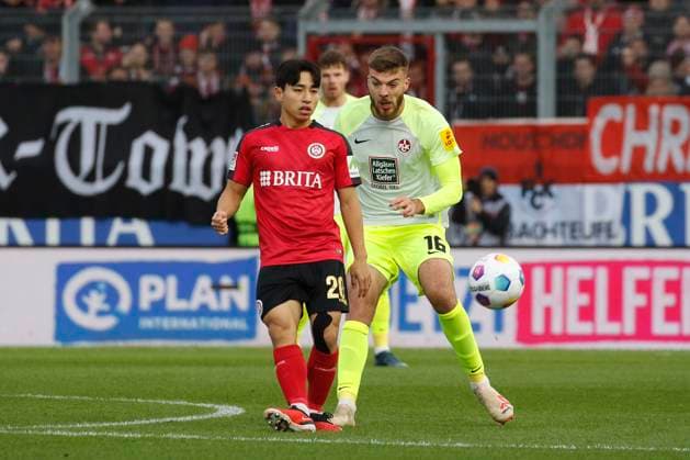 12 11 2023, xavx, Soccer 2 Bundesliga, SV Wehen Wiesbaden 1 FC Kaiserslautern emspor, v l Hyun ju Lee SV Wehen Wiesbaden , Julian Niehues 1 FC Kaiserslautern DFL DFB REGULATIONS PROHIBIT ANY USE OF PHOTOGRAPHS as IMAGE SEQUENCES and or QUASI VIDEO Wiesbaden