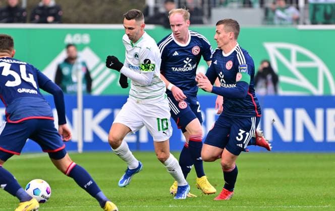 12 11 2023 Soccer season 2023 2024 2 Soccer Bundesliga 13 Matchday SpVgg Greuther Fürth Kleeblatt Fortuna Düsseldorf F95 Sportfoto Zink xwoxzix DFL regulations prohibit any use of photographs as image sequences and or quasi video only for editorial use Branimir Hrgota 10 SpVgg Greuther Fürth Marcel Sobottka 31, Fortuna Düsseldorf F95