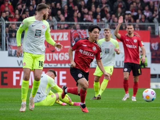 Hyunju Lee SV Wehen Wiesbaden, 20 , Julian Niehues 1 FC Kaiserslautern, 16 , GER, SV Wehen Wiesbaden vs 1 FC Kaiserslautern, Football, 2 Bundesliga, Matchday 13, Season 2023 2024, 12 11 2023, DFL regulations prohibit any use of photographs as image sequences and or quasi video GER, SV Wehen Wiesbaden vs 1 FC Kaiserslautern, Football, 2 Bundesliga, Matchday 13, Season 2023 2024, 12 11 2023, Wiesbaden Copyright: xEibner-Pressefoto FlorianxWieganx EP_FWD