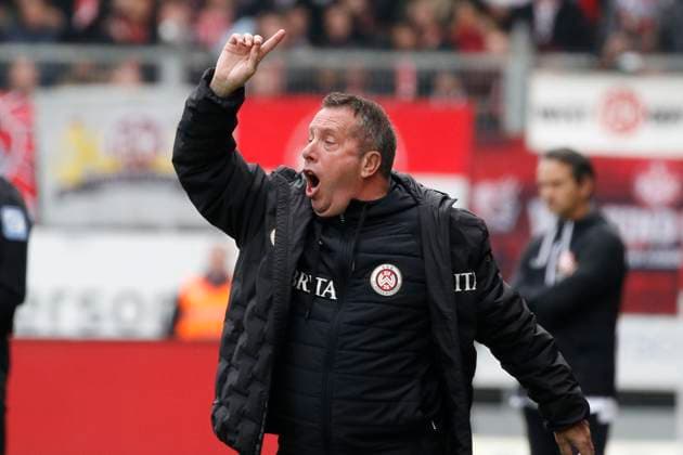 12 11 2023, xavx, Fußball 2 Bundesliga, SV Wehen Wiesbaden 1 FC Kaiserslautern emspor, v l Trainer Markus Kauczinski SV Wehen Wiesbaden gibt Anweisungen, gestikuliert, mit den Armen gestikulieren, gives instructions, gesticulate DFL DFB REGULATIONS PROHIBIT ANY USE OF PHOTOGRAPHS as IMAGE SEQUENCES and or QUASI VIDEO Wiesbaden