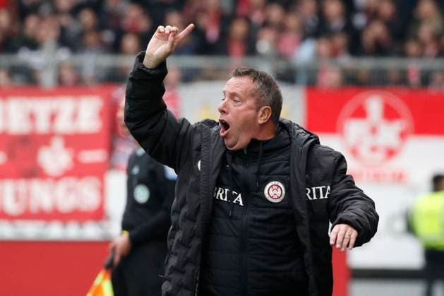 12 11 2023, xavx, Fußball 2 Bundesliga, SV Wehen Wiesbaden 1 FC Kaiserslautern emspor, v l Trainer Markus Kauczinski SV Wehen Wiesbaden gibt Anweisungen, gestikuliert, mit den Armen gestikulieren, gives instructions, gesticulate DFL DFB REGULATIONS PROHIBIT ANY USE OF PHOTOGRAPHS as IMAGE SEQUENCES and or QUASI VIDEO Wiesbaden