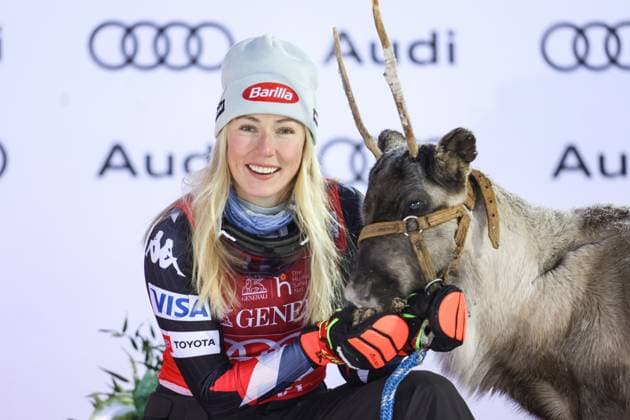 Bilder des Jahres 2023, Sport 11 November Sport Themen der Woche KW45 Sport Bilder des Tages ALPINE SKIING - FIS WC Levi LEVI,FINLAND,12.NOV.23 - ALPINE SKIING - FIS World Cup, slalom, ladies, award ceremony. Image shows Mikaela Shiffrin (USA) with a reindeer.  GEPAxpictures xHaraldxSteiner