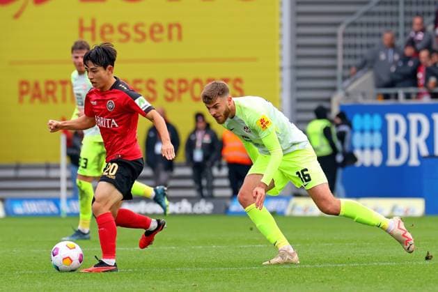 Wiesbaden, Germany 12 November 2023 2 BL 2023 2024 SV Wehen Wiesbaden vs 1 FC Kaiserslautern In picture from left in duel Hyun ju Lee Wiesbaden vs Julian Niehues Kaiserslautern DFL regulations prohibit any use of photographs as image sequences and or quasi video Britta Arena Hessen Copyright: xFotostandx xRacochax