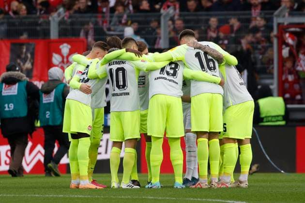 12 11 2023, xavx, Soccer 2 Bundesliga, SV Wehen Wiesbaden 1 FC Kaiserslautern emspor, v l The team Players from 1 FC Kaiserslautern Team circle before the start of the match DFL DFB REGULATIONS PROHIBIT ANY USE OF PHOTOGRAPHS as IMAGE SEQUENCES and or QUASI VIDEO Wiesbaden