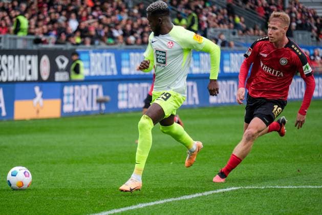 Richmond Tachie 1 FC Kaiserslautern, 29 , Bjarke Jacobsen SV Wehen Wiesbaden, 19 , GER, SV Wehen Wiesbaden vs 1 FC Kaiserslautern, Football, 2 Bundesliga, Matchday 13, Season 2023 2024, 12 11 2023, DFL regulations prohibit any use of photographs as image sequences and or quasi video GER, SV Wehen Wiesbaden vs 1 FC Kaiserslautern, Football, 2 Bundesliga, Matchday 13, Season 2023 2024, 12 11 2023, Wiesbaden Copyright: xEibner-Pressefoto FlorianxWieganx EP_FWD